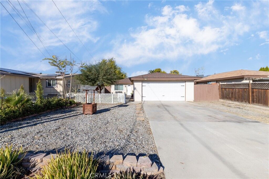 Property Photo: 623 E Old 2nd St CA 92583