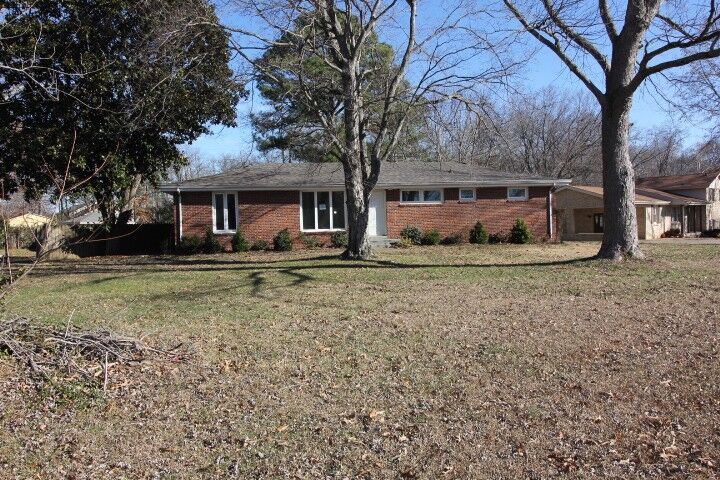 Property Photo: 201 Brandywine Dr TN 37042