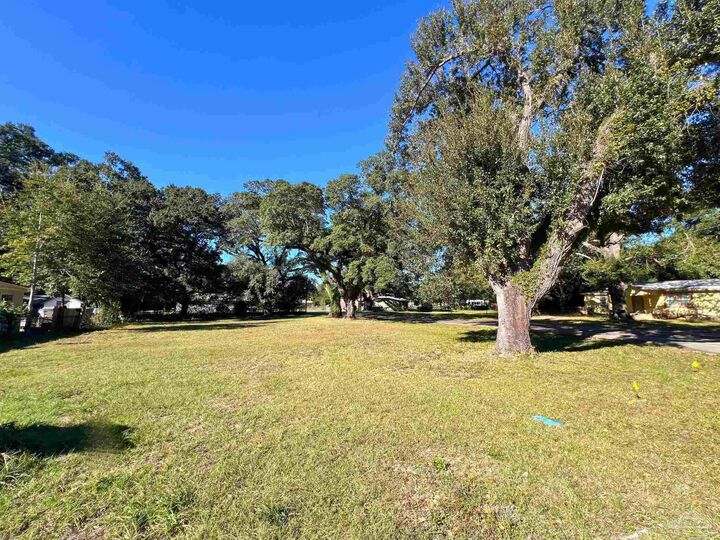 Property Photo:  5 Simon Ct  FL 32505 
