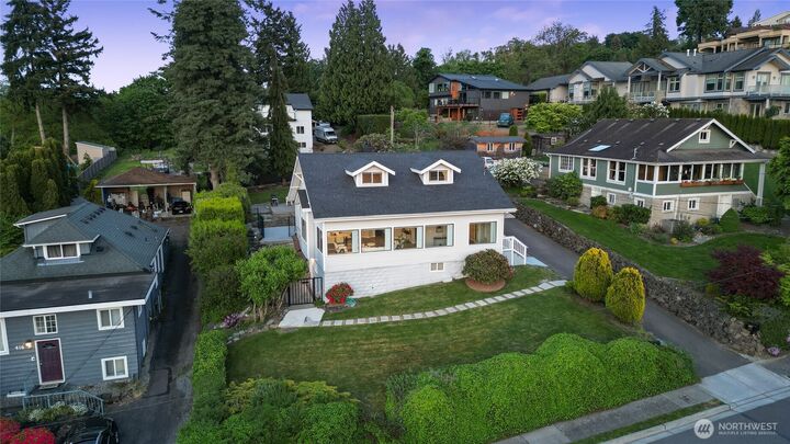 Property Photo:  420  Renton Avenue S  WA 98057 