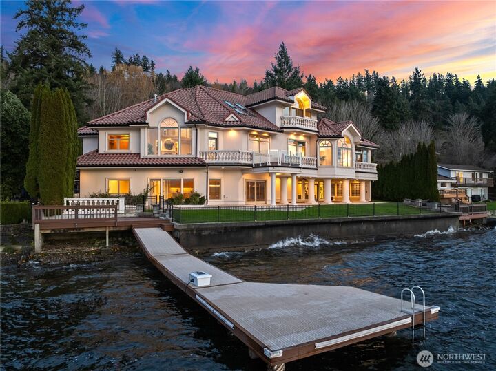 Property Photo:  2819 E Lake Sammamish Parkway NE  WA 98074 