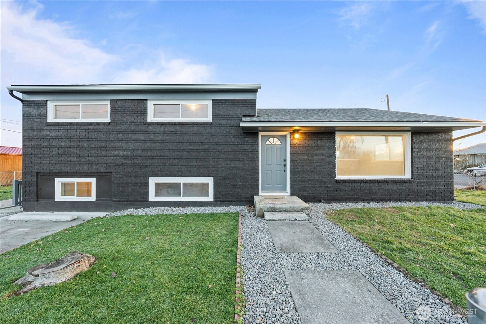 Property Photo:  906 S A Street  WA 98837 