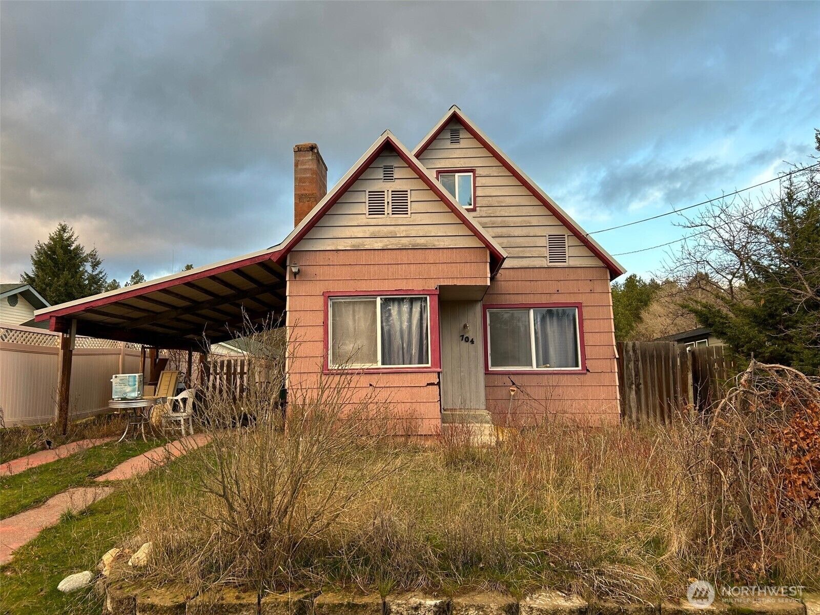 Property Photo: 704 W 5th Street WA 98922