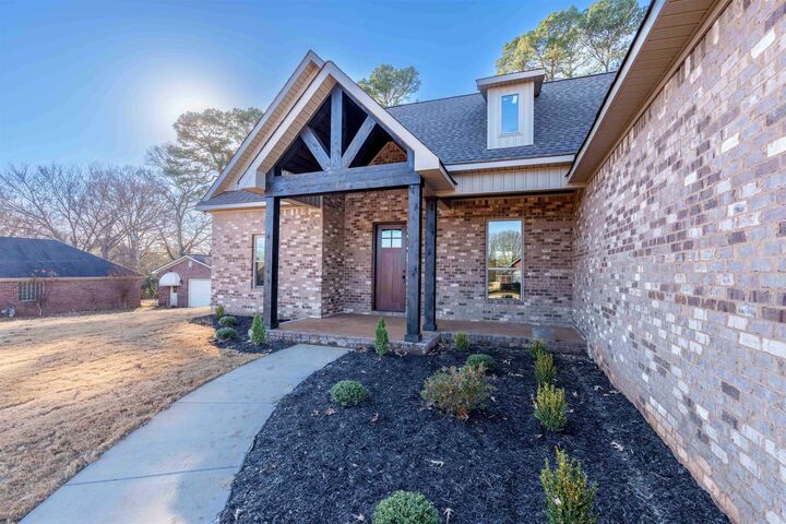 Property Photo:  687 Oakview Cir  AL 35645 - KILLEN 