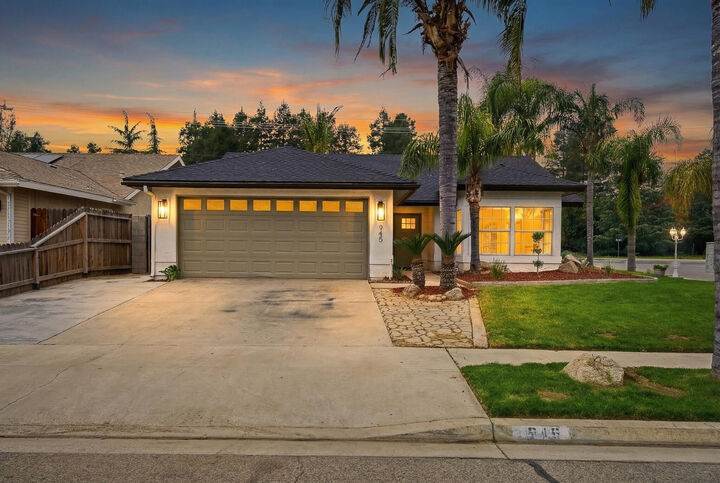 Property Photo: 945 N Oakwood Court CA 93291