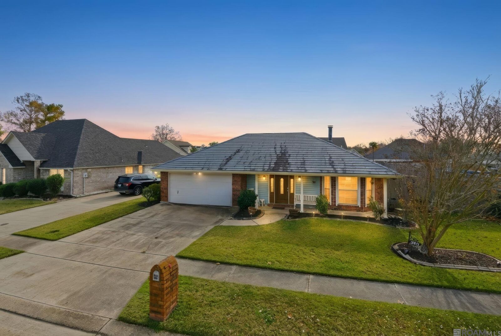 Property Photo: 328 N Canterbury Dr LA 70068