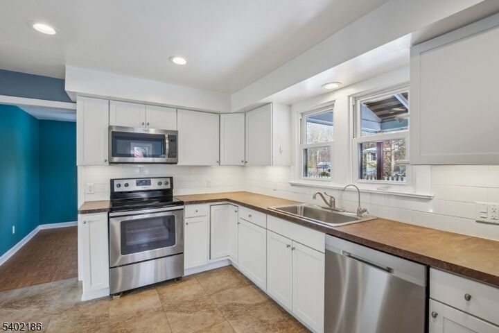 Property Photo:  4 Cabot Ln  NJ 07405 