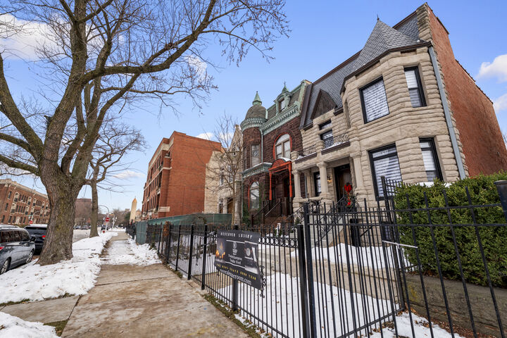 Property Photo:  515 E Oakwood Boulevard  IL 60653 