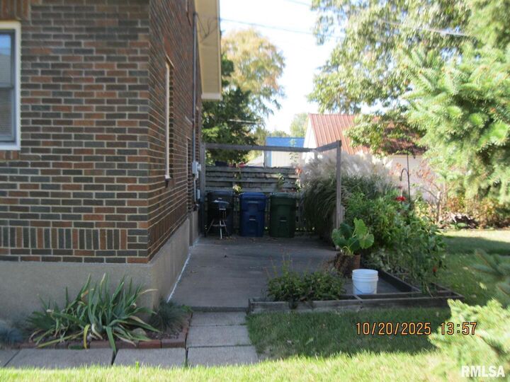 Property Photo: 414 N 3rd Ave Avenue IA 52732