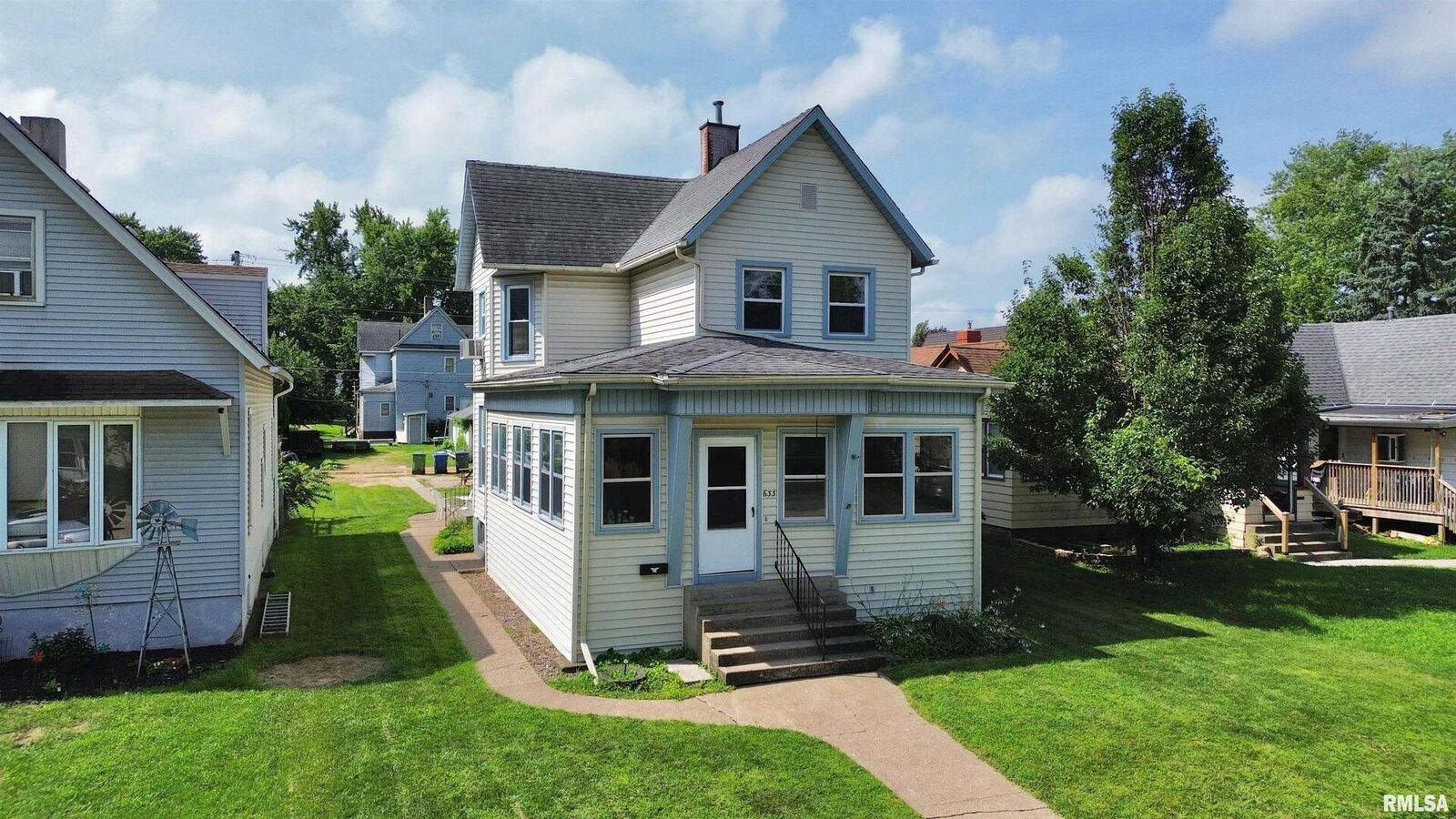 Property Photo:  633 4th Avenue S  IA 52732 