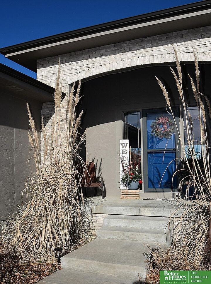 Property Photo: 516 Sherwood Drive NE 68028