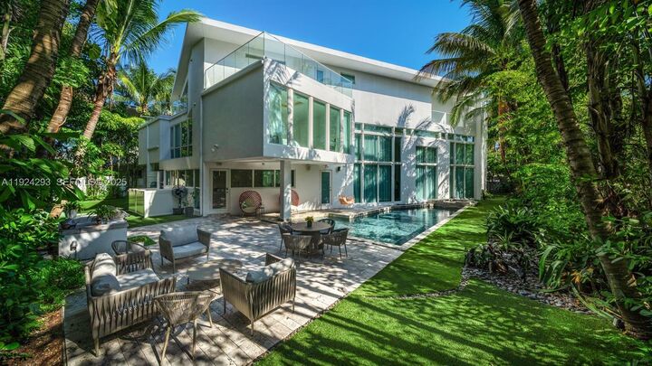 Property Photo: 480 Ocean Blvd FL 33160