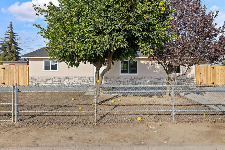 Property Photo: 1502 W Sunnyview Avenue CA 93291