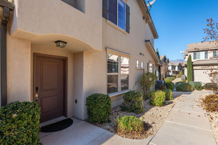 Property Photo: 1914 E Fiesta Ln UT 84780