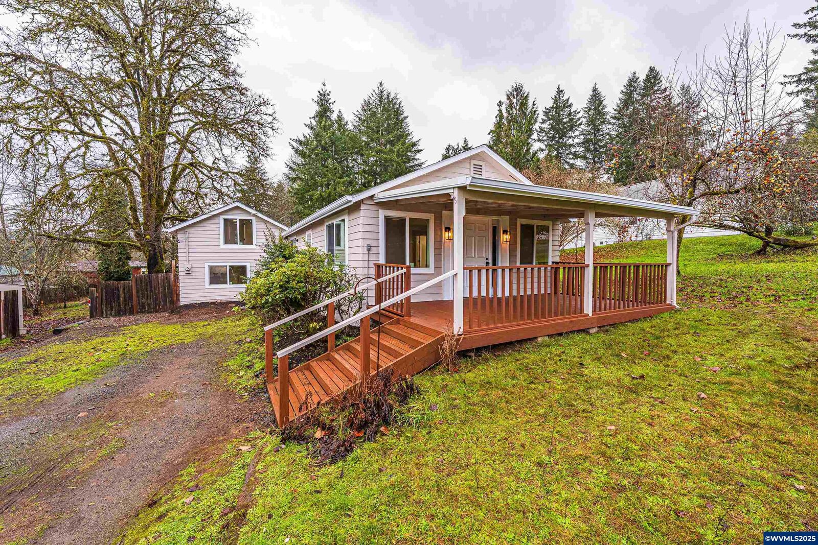 Property Photo:  225 21st Av  OR 97386 