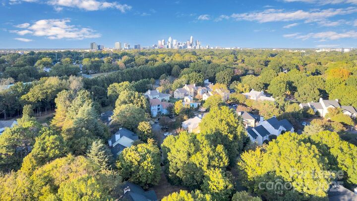 Property Photo:  3300 Selwyn Farms Lane  NC 28209 