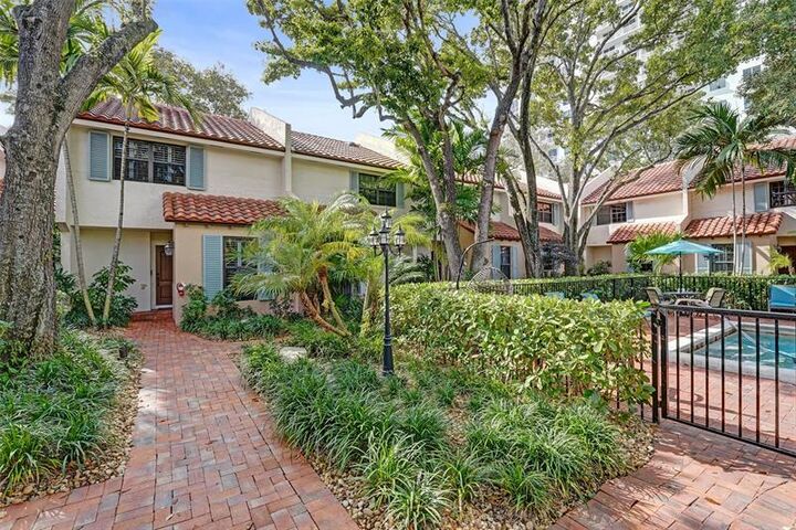 Property Photo: 810 SE 2nd St F FL 33301