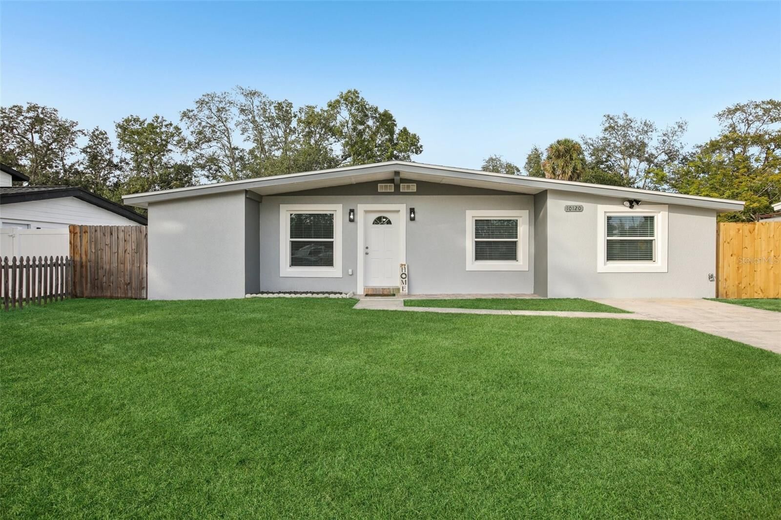Property Photo:  10120 Alambra Avenue  FL 33619 
