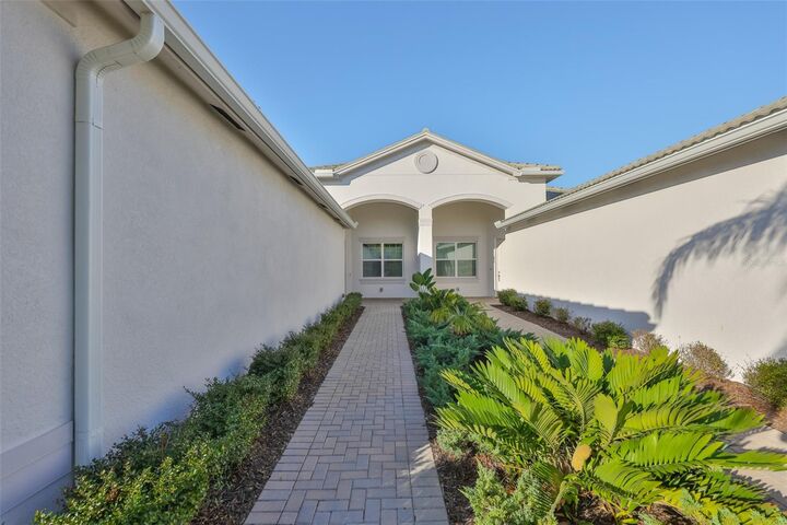 Property Photo:  4906 Avila Lakes Drive  FL 33598 