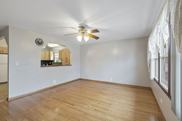 Property Photo:  933 Ridge Avenue  IL 60060 
