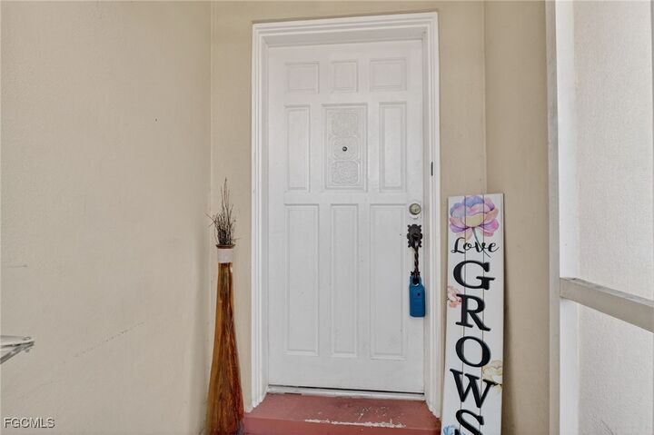 Property Photo:  1718 SE 29th Lane  FL 33904 