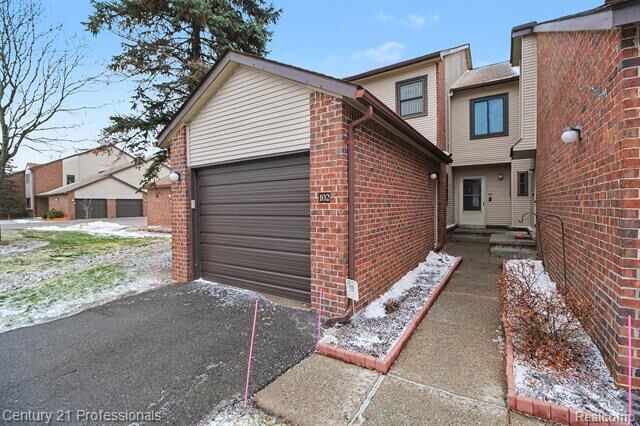 Property Photo:  6680 Ridgefield Circle  MI 48322 