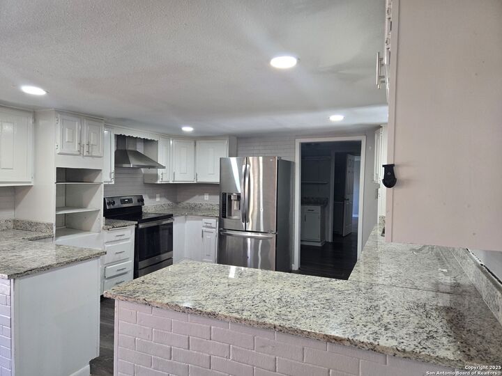 Property Photo:  303 Avenue D  TX 78109 