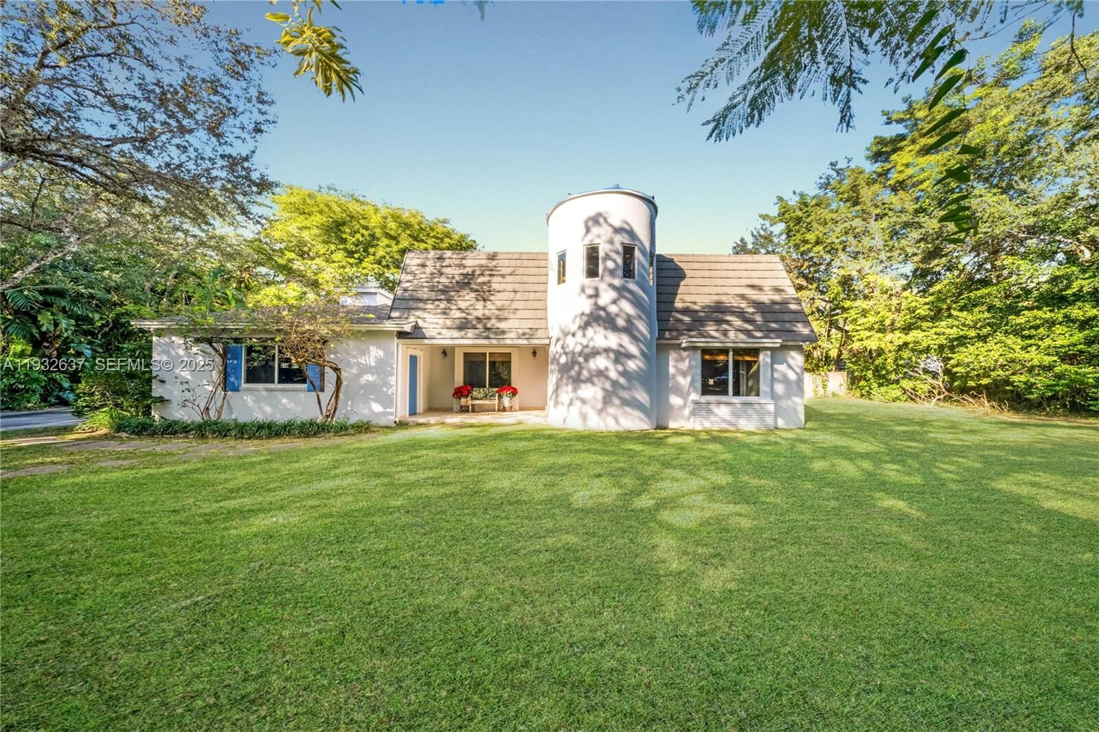 Property Photo: 10900 SW 90th Ave FL 33176