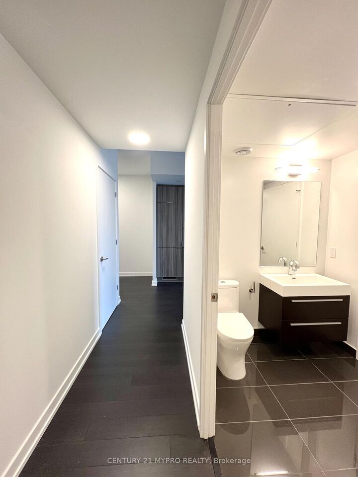 Property Photo:  39 Roehampton Avenue 2001  ON M4P 0G1 