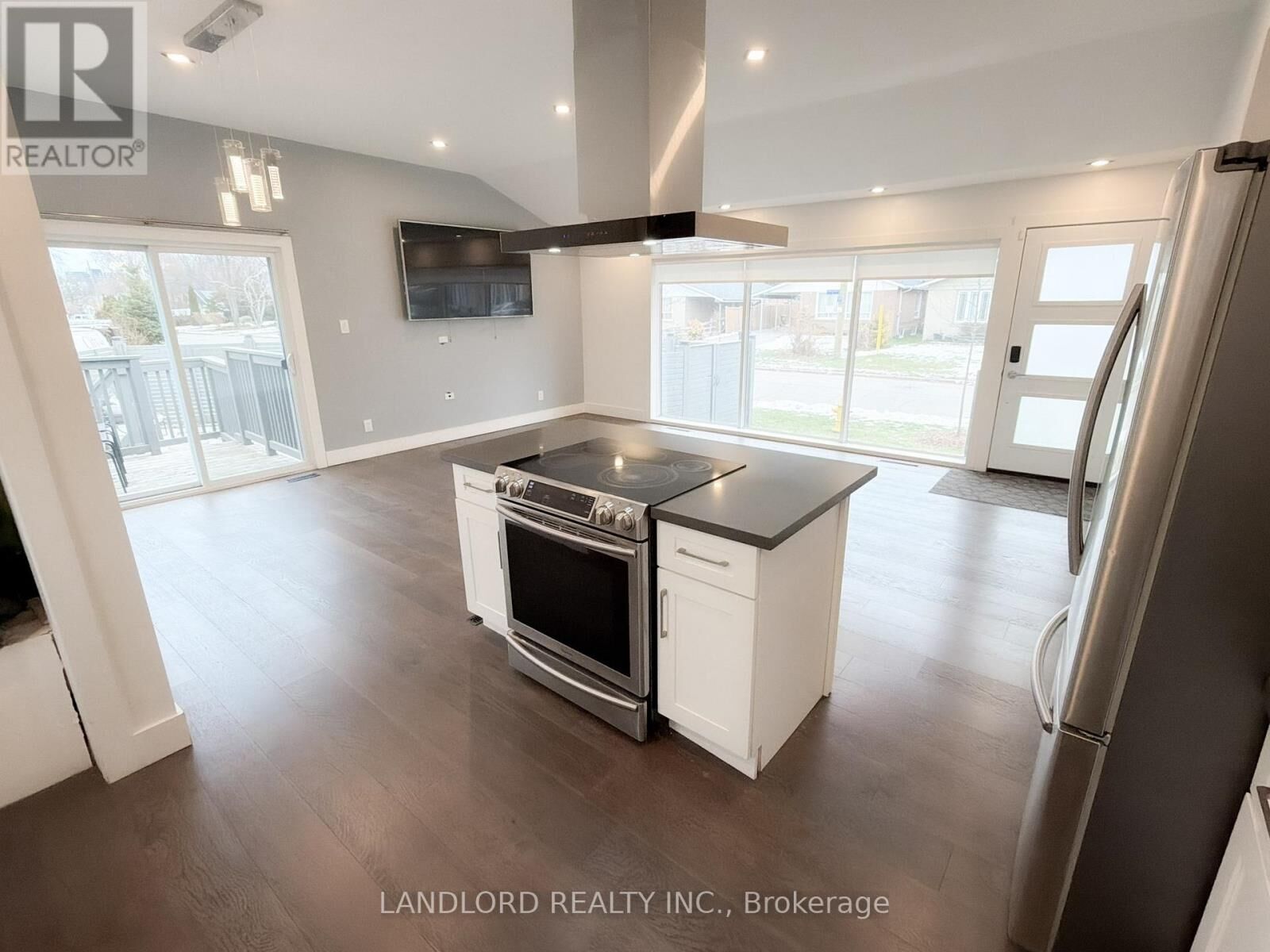 Property Photo:  18 Deerfield Road Main Floor  ON M1K 4X6 