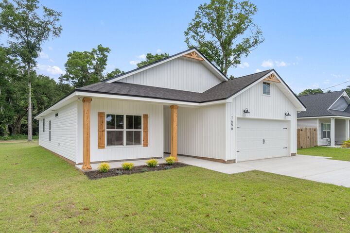 Property Photo:  1421 Madelyn Wds Drive  FL 32506 