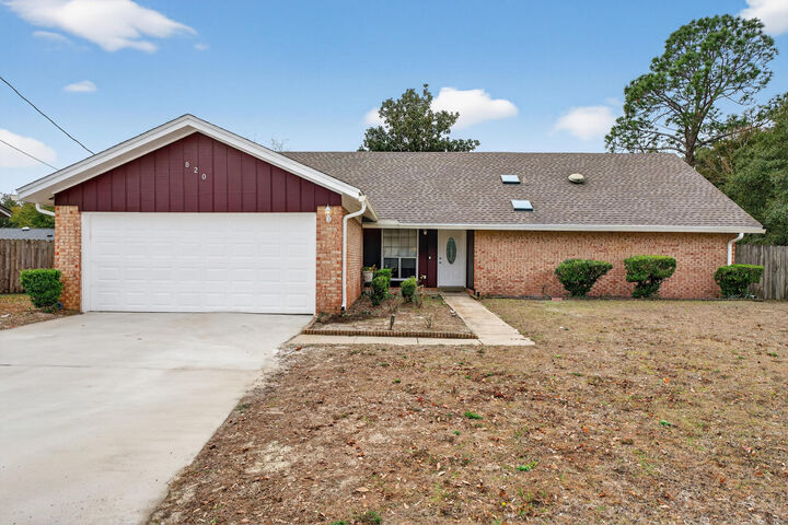 Property Photo:  820 Laurel Drive  FL 32547 