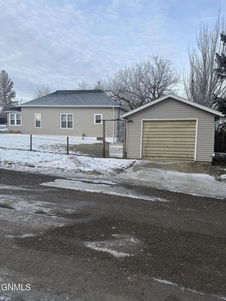 Property Photo: 384 1st Street SE ND 58621