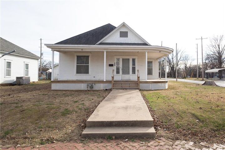 Property Photo:  803 E 6th Street  KS 67335 