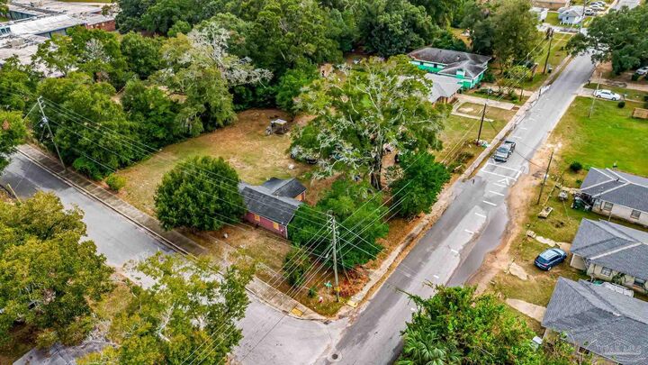 Property Photo:  2512 N L St  FL 32501 