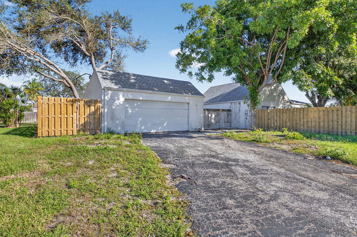 Property Photo:  905 NW 21st Way  FL 33445 
