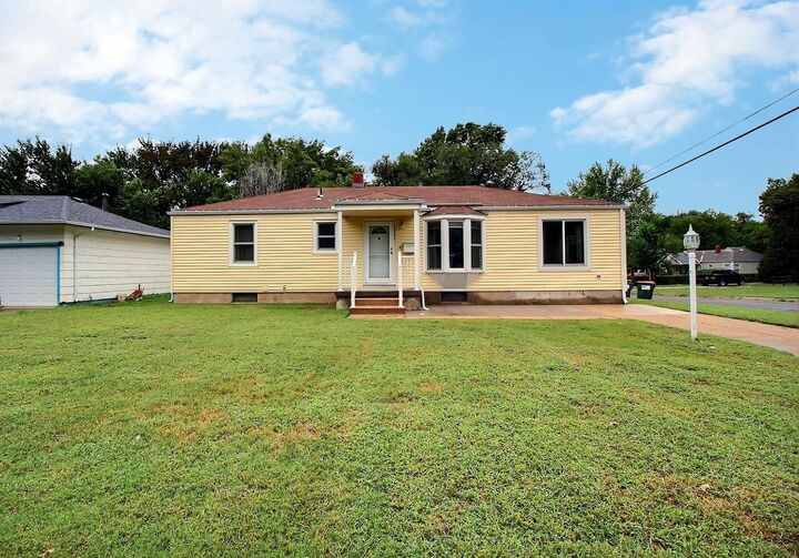 Property Photo:  2201 S Crestway St  KS 67218 