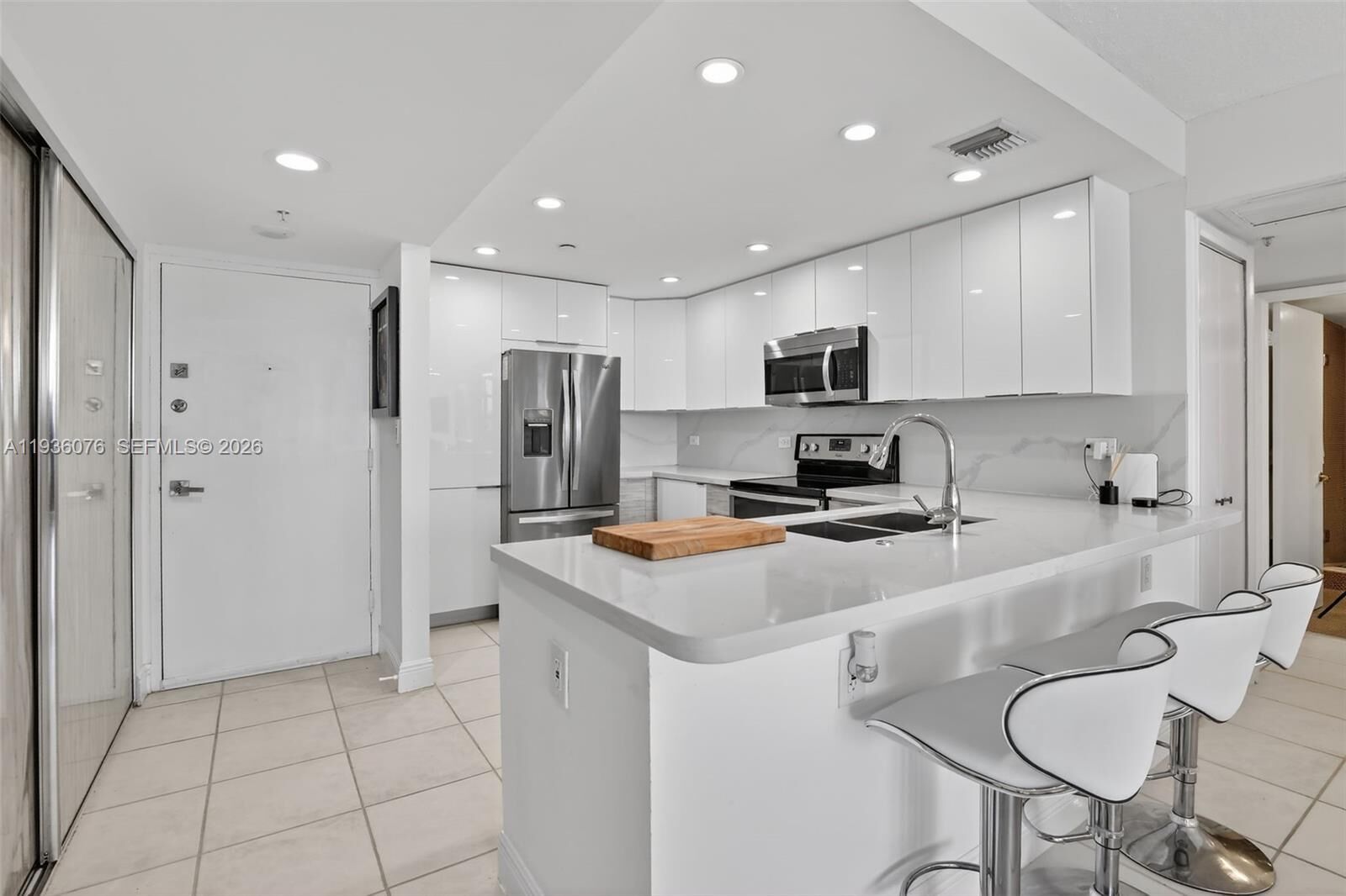 Property Photo:  20505 E Country Club Dr 833  FL 33180 