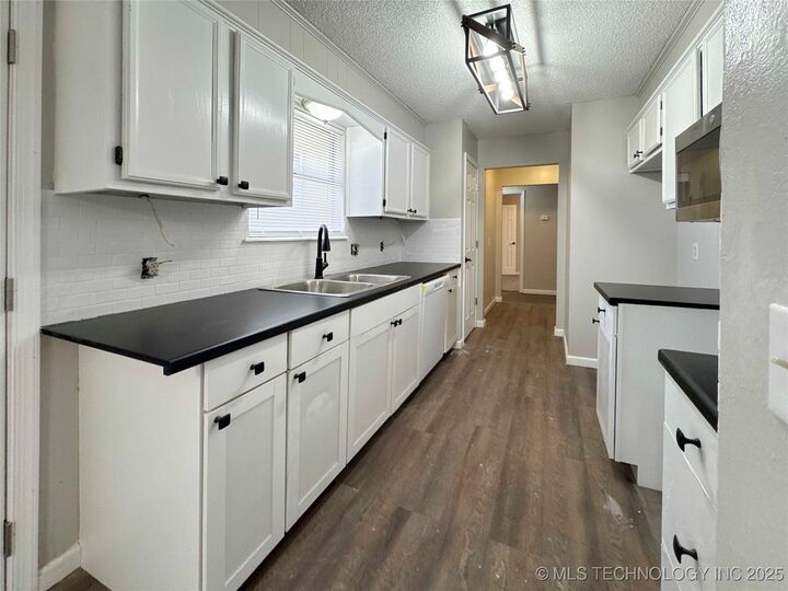 Property Photo: 1318 E Oak Street OK 74023