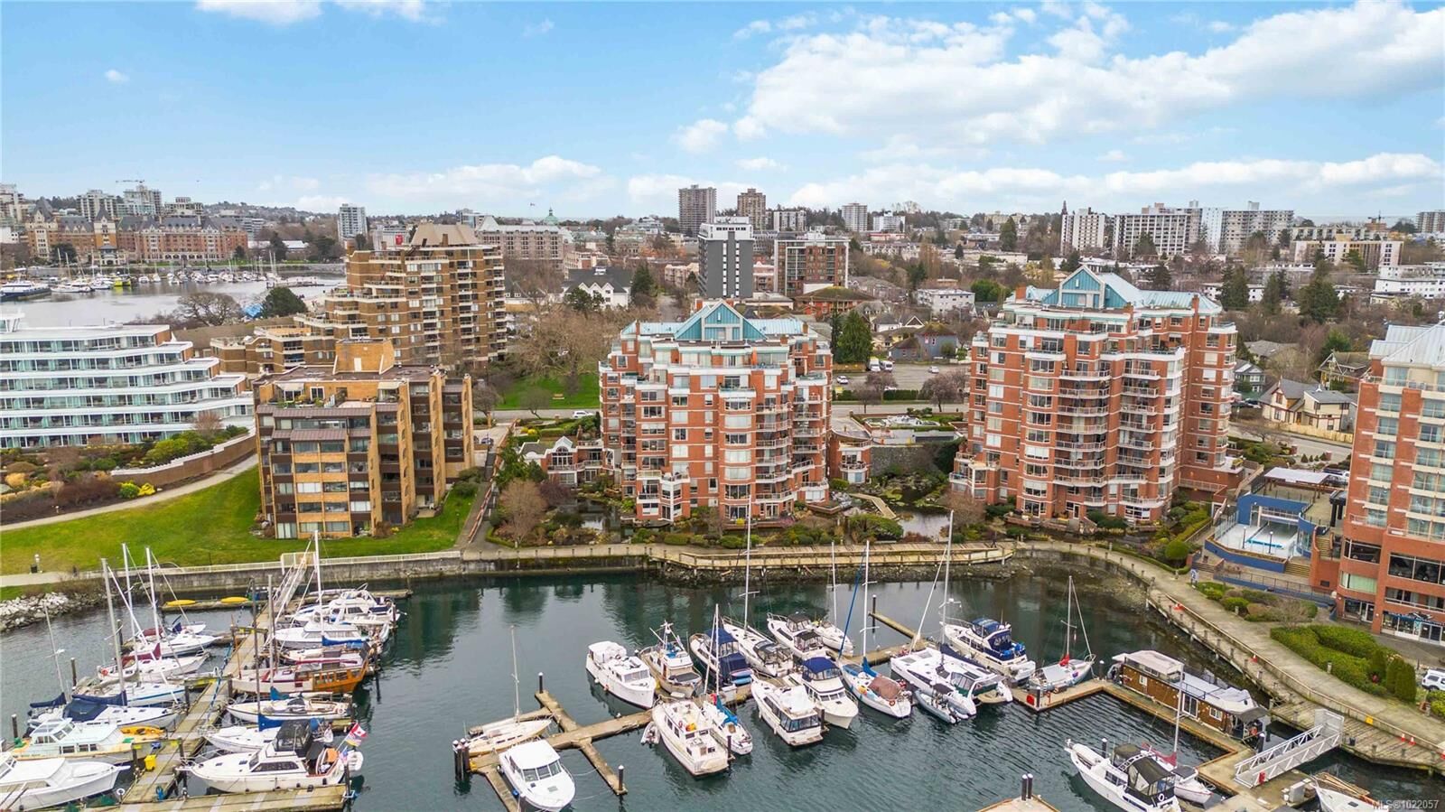 Property Photo:  636 Montreal St 500  BC V8V 4Y2 