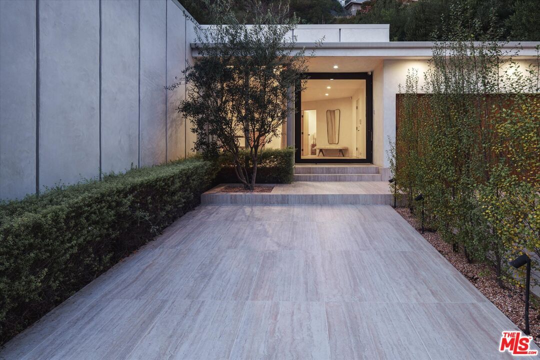 Property Photo:  1820 Rising Glen Rd  CA 90069 