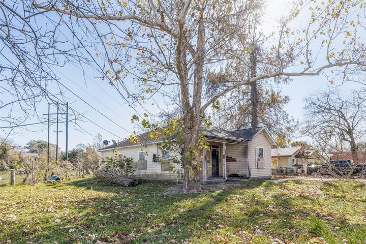 Property Photo: 301 Albert Street TX 77568