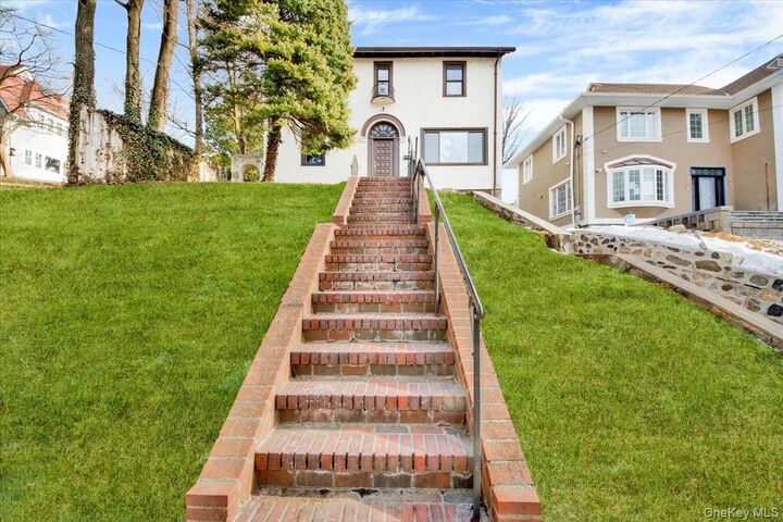 Property Photo:  19 Darwood Place  NY 10553 