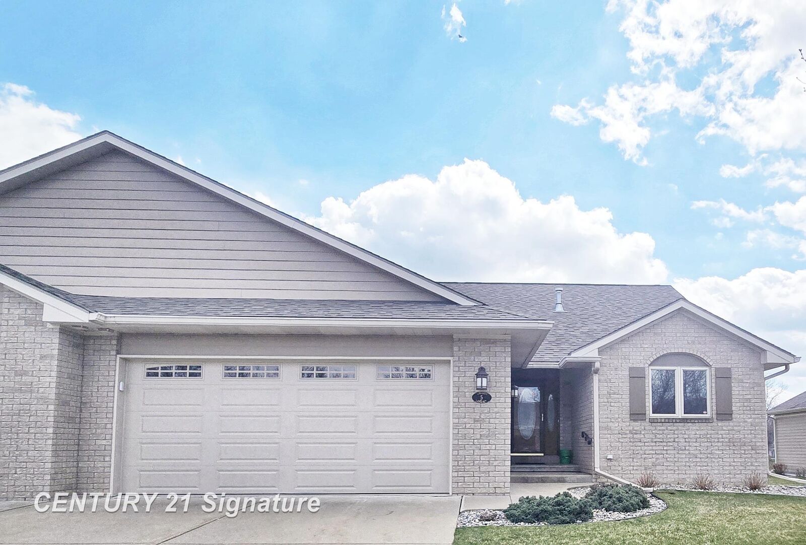 Property Photo:  5 Logmark Place  MI 48603 