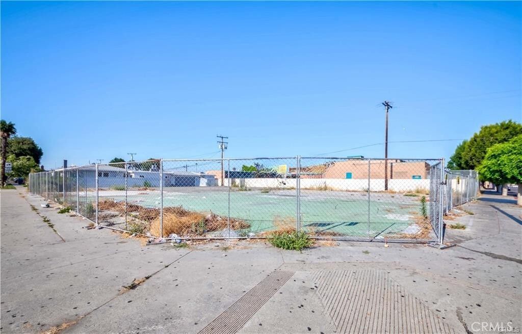 Property Photo:  2416 E Alondra  CA 90221 