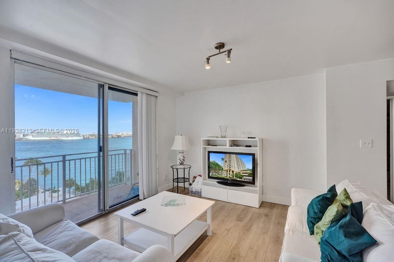 Property Photo:  770 SE Claughton Island Dr 813  FL 33131 