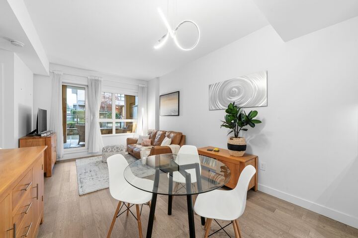Photo de la propriété:  3220 Connaught Crescent 201  BC V7R 0A5 