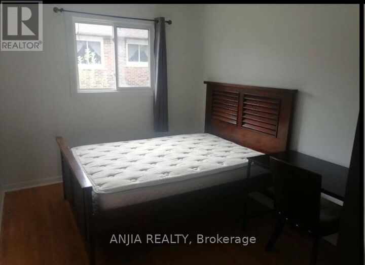 Property Photo:  58 Kitchener Road Main  ON M1E 2X5 