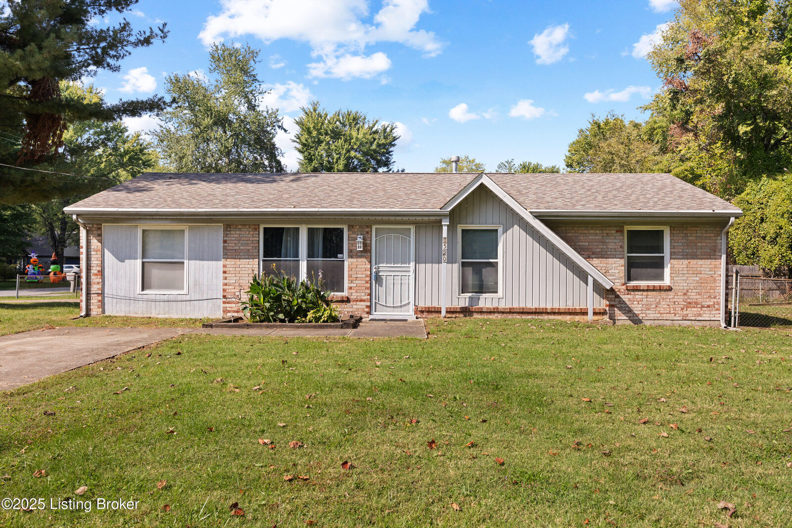 Property Photo: 7520 Blue Wing Dr KY 40258