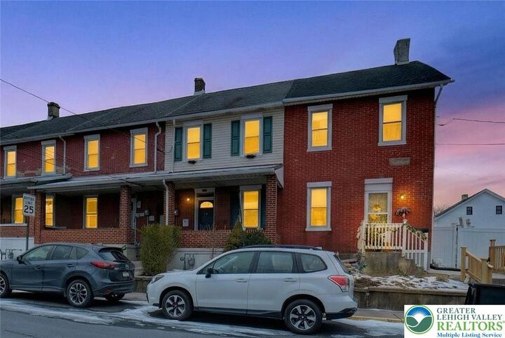 Property Photo:  1127 Oak Street  PA 18037 